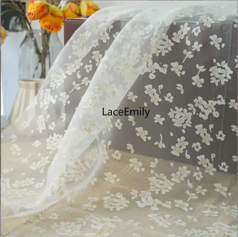 Tela de organza con estampado de flores blancas y doradas, tul de organza blanco suave floral para vestido de niña, vestido de novia, camisas de 59 "de ancho