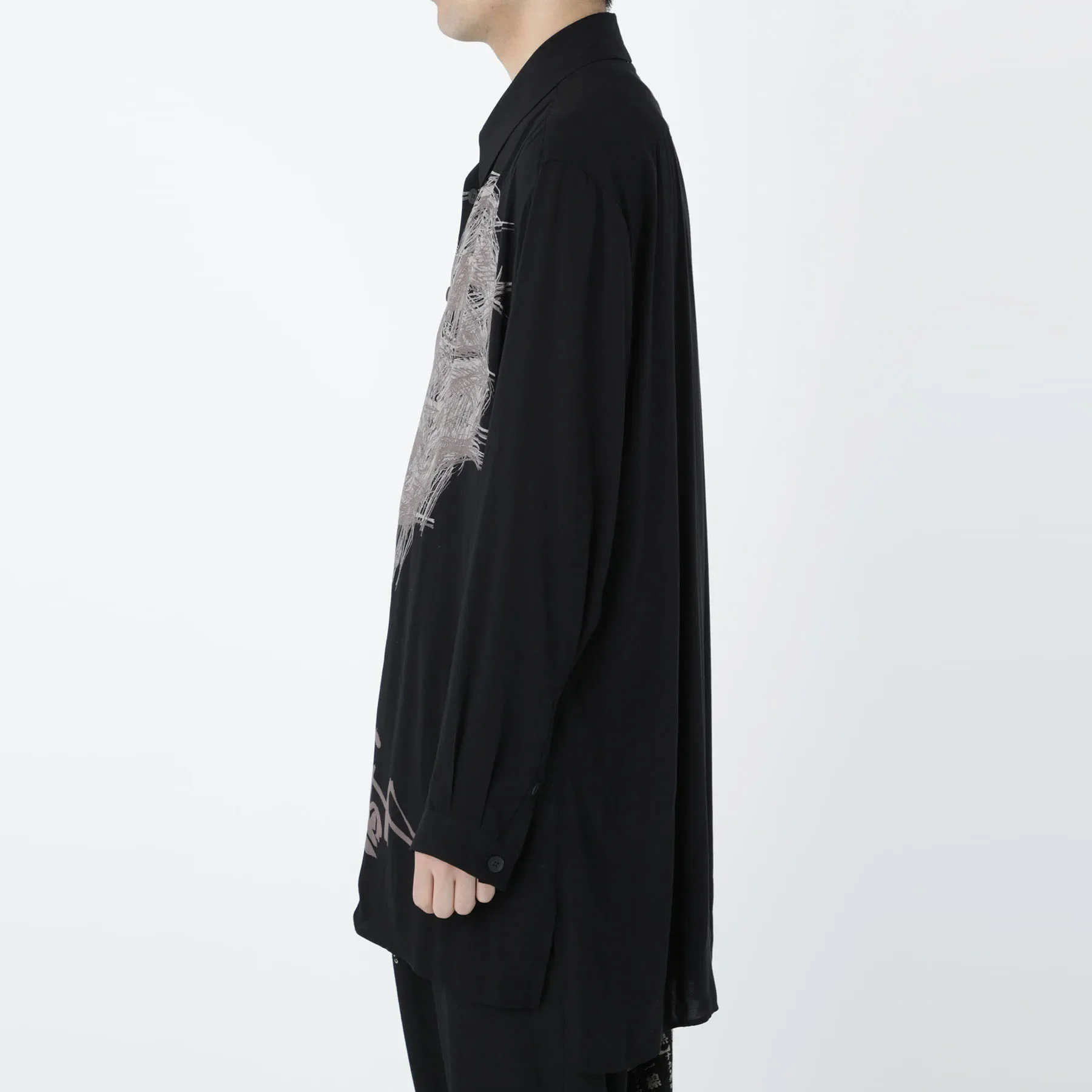 قميص طويل مطبوع من يوجي أوك. يوجي أواك قميص طويل مطبوع