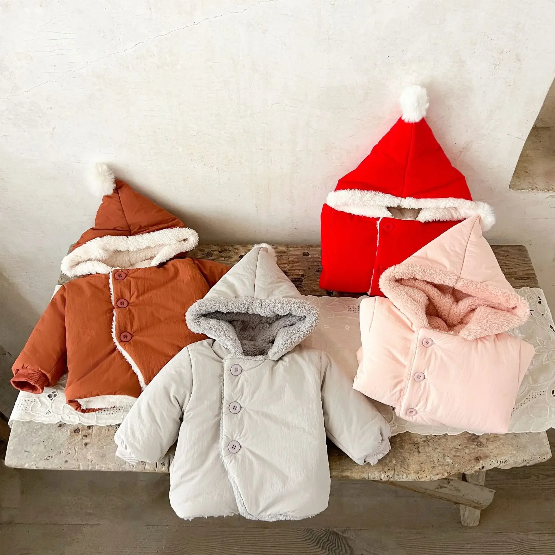

Зимняя одежда для маленьких девочек, пальто для новорожденных, однотонное пальто на флисовой подкладке, теплая милая верхняя одежда с помпоном и длинными рукавами с капюшоном для девочек от 6 месяцев до 3 лет