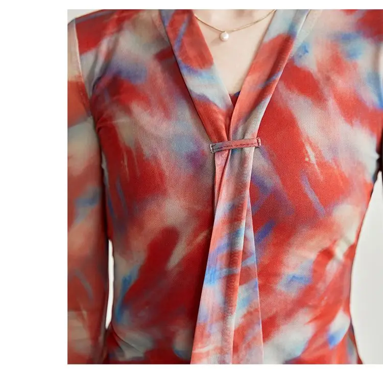 เสื้อตาข่ายสําหรับผู้หญิงเสื้อยืดคอวีแขนยาวเสื้อเบสเสื้อพิมพ์ลายอารมณ์อเนกประสงค์