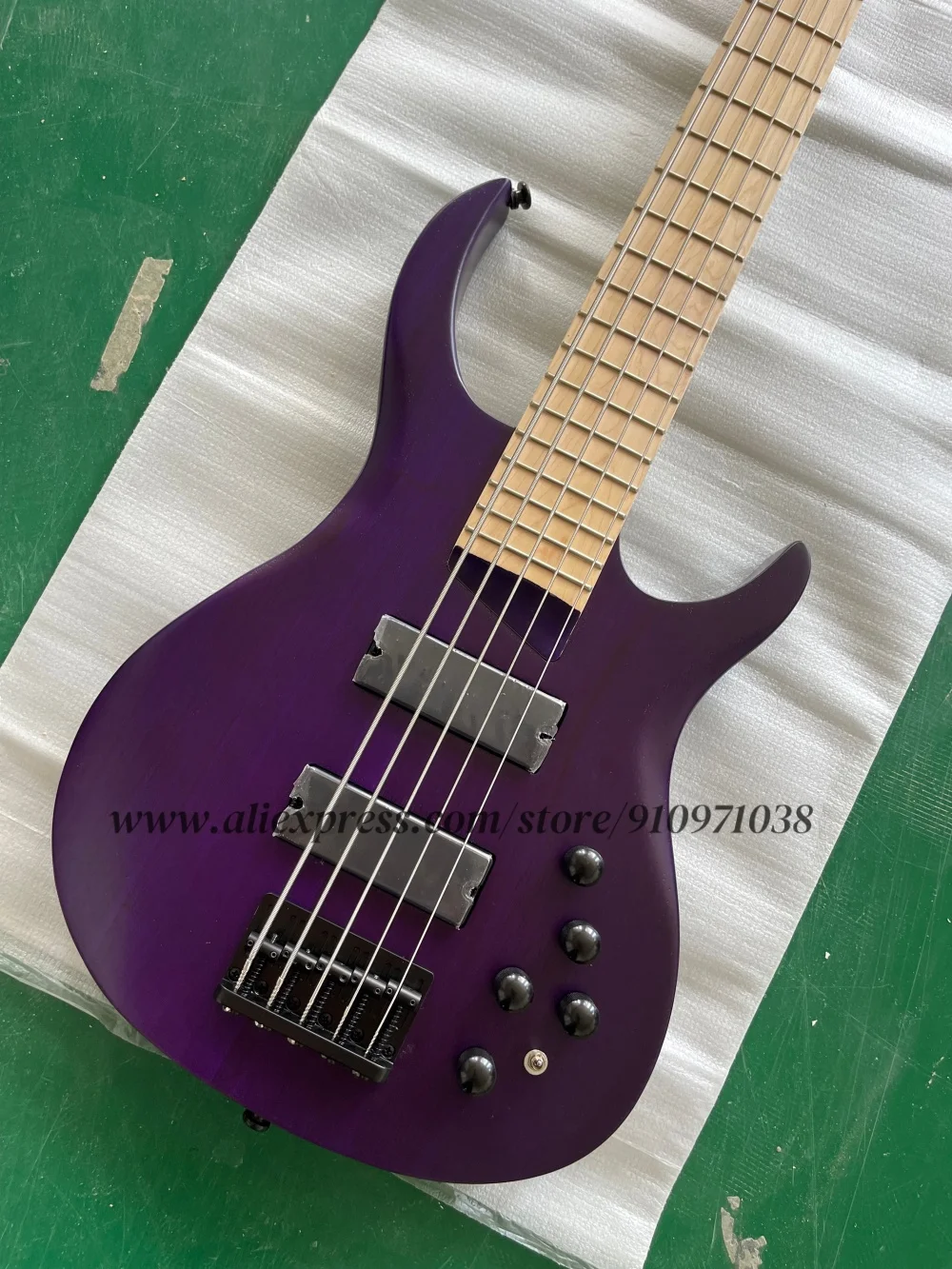 Baixo roxo fosco, baixo de 5 cordas, ponte fixa preta, corpo de cera branca, pescoço de bordo, bateria ativa, personalizável