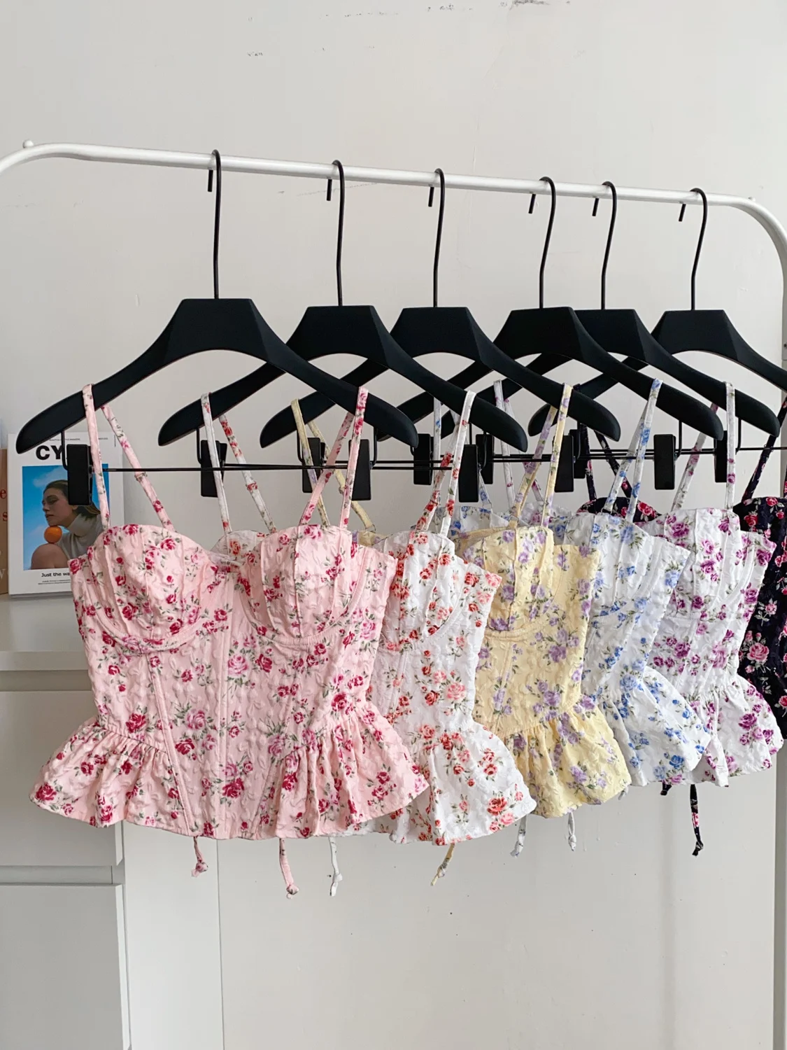 

Женский укороченный топ с милым пикантным цветочным принтом, летний универсальный жилет с бретельками и застежкой на талии