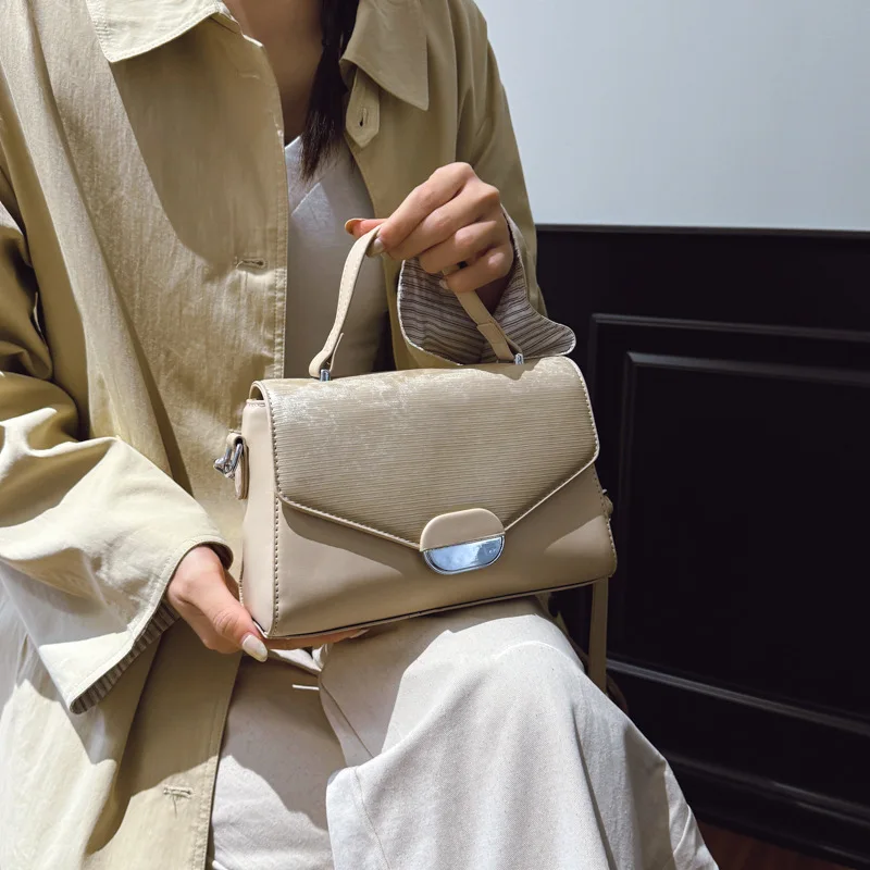 2025 ニッチクロスボディバッグ、ミニマリスト通勤用レディースバッグ、シックなトップハンドルトート、多用途デイナイトバッグ、テクスチャードスリング