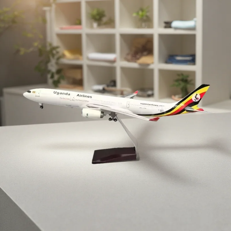 Modèle d'avion en résine A330 Uganda Airways 47 cm, échelle 1/135, avec train d'atterrissage, pour les passionnés d'aviation, souvenir