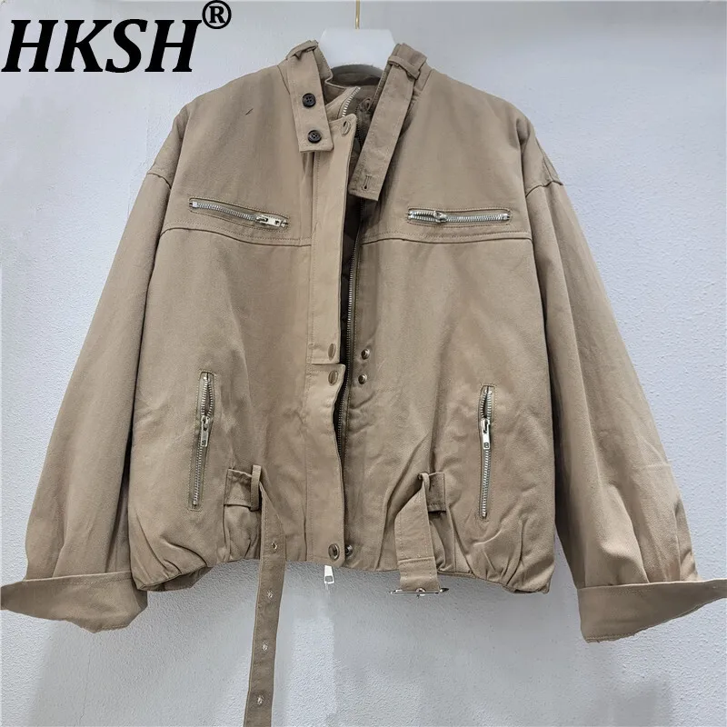 

HKSH 2025 Новое зимнее женское короткое стеганое пальто с воротником-стойкой на молнии, универсальная теплая шикарная мотоциклетная куртка в стиле сафари HK13348