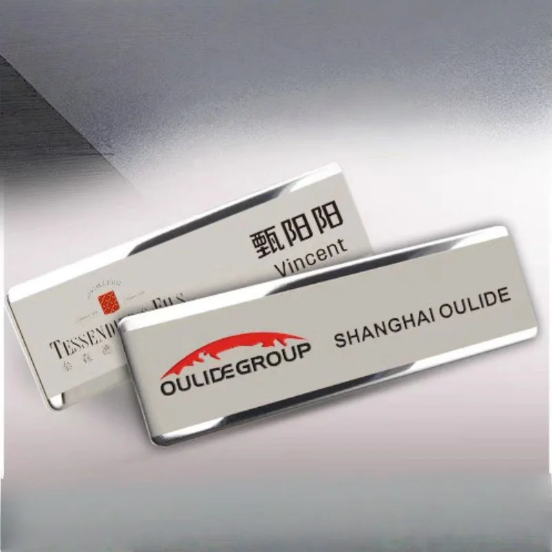 Настраиваемые броши, булавка, персонализированная лазерная гравировка текста, УФ-принт, логотип, визитная табличка, металлическая бирка, индивидуальный значок с именем