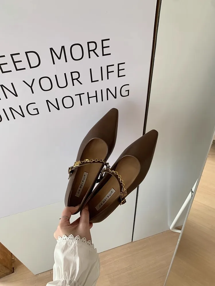 

Новинка весны 2024, женские туфли Мэри Джейн, острый носок, низкий каблук, металлическая цепочка, украшение в стиле ретро, темперамент, повседневные офисные женские туфли-лодочки
