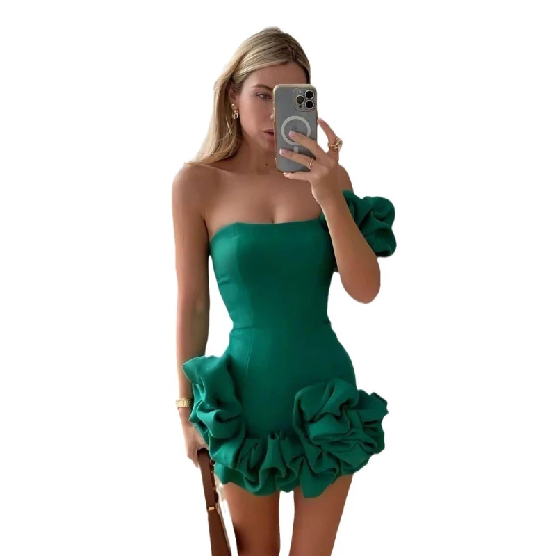 Abito alla moda ed elegante con top a tubo monospalla slim con bocciolo arricciato e abito corto da donna sui fianchi
