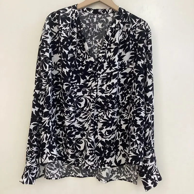 Women's Shirt for Autumn 2026 Comfortable and Casual Small Stand Up Collar Black Printed V-neck Long Sleeved Top