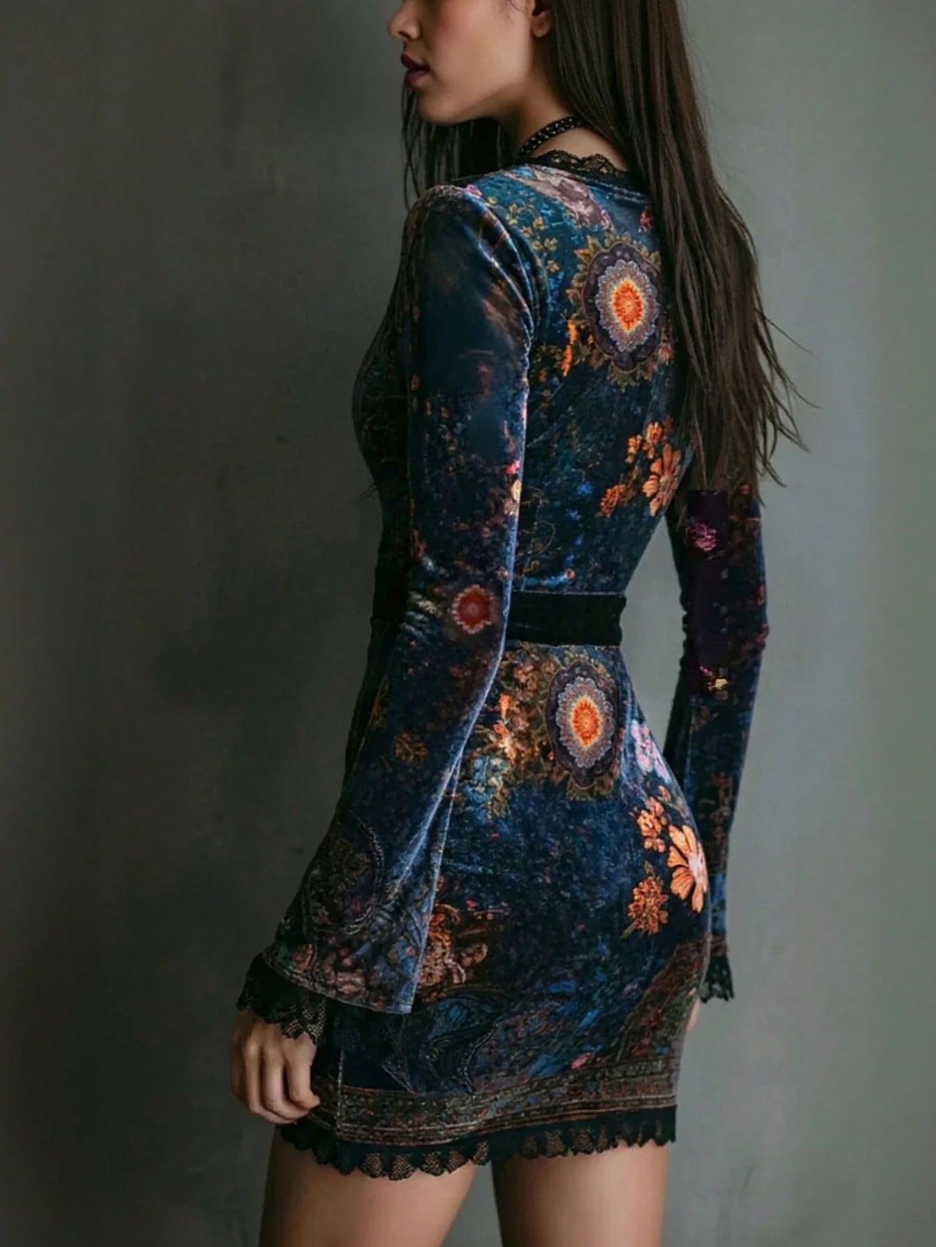 

Бархатное мини-платье в стиле бохо-шик с цветочным принтом мандала, кружевной отделкой, длинными рукавами и приталенным силуэтом.