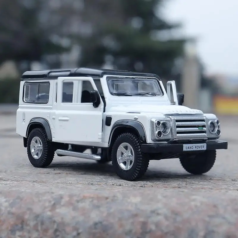 Simulación Diecast y vehículo de juguete Land Rover Defender SUV todoterreno grande RMZ city 1:36 coche en miniatura de aleación extraíble y puertas abiertas