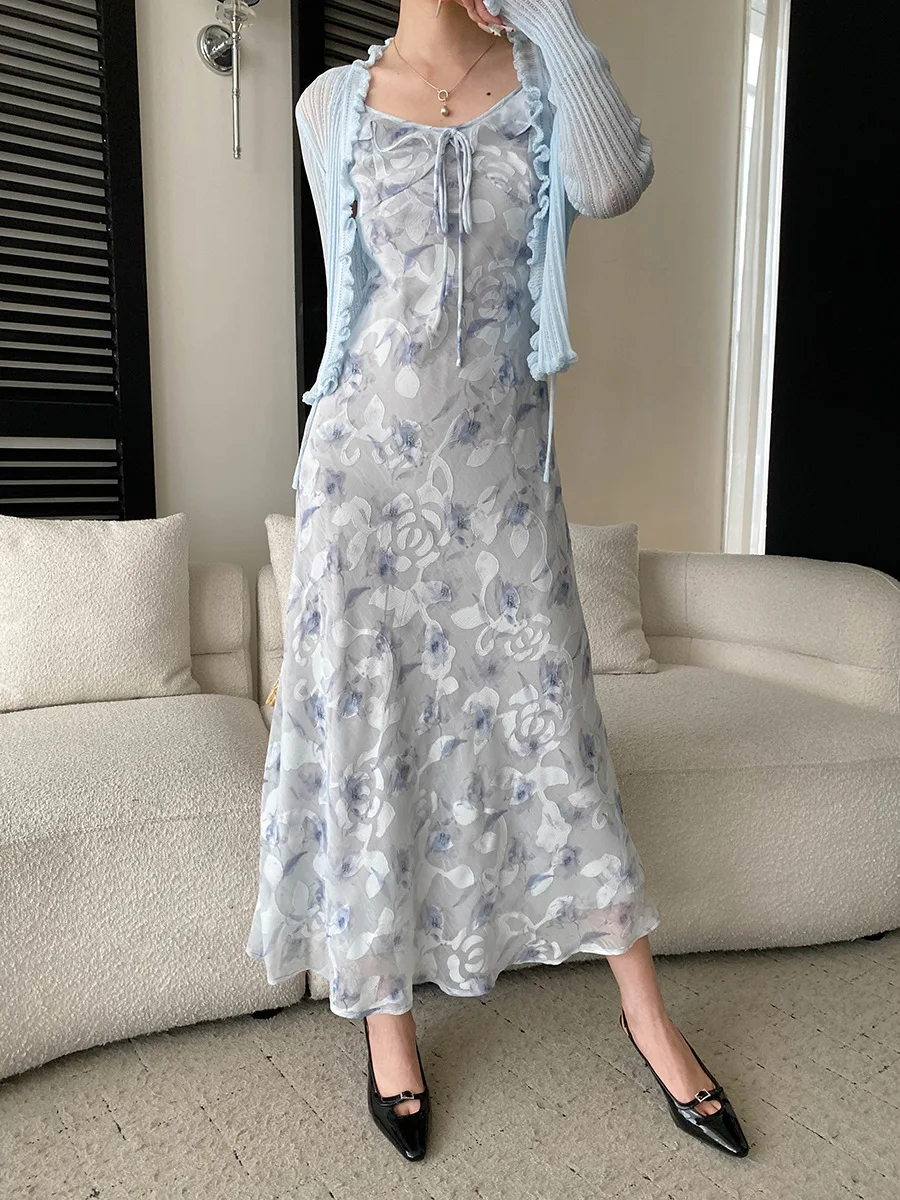 Frühlings- und Sommer-Set für Damen: Rüschenkleid mit Schnürung und Blumenmuster sowie Strickjacke – Detail 3