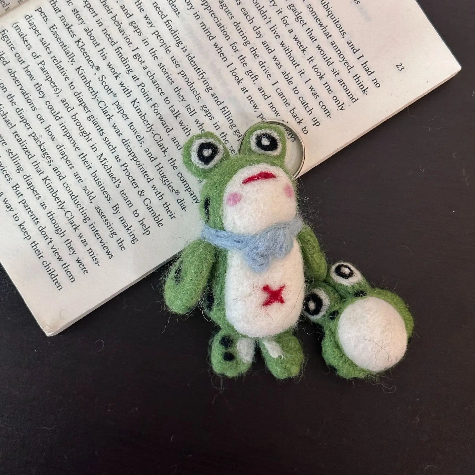 Colgante de fieltro de lana de dibujos animados para padres e hijos, colgante de rana y llavero divertido, 1 ud.