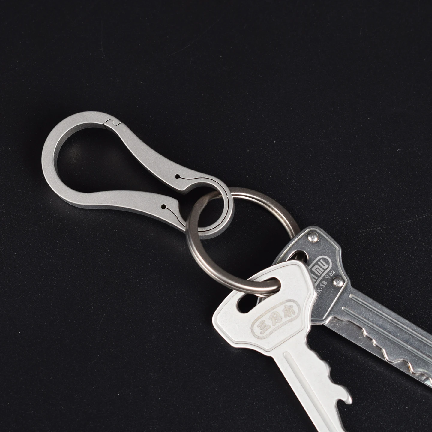 سلسلة مفاتيح جديدة من سبائك التيتانيوم، سلسلة مفاتيح صغيرة مطورة على شكل قطرة الماء، عالية الجودة، متكاملة سريعة التعليق