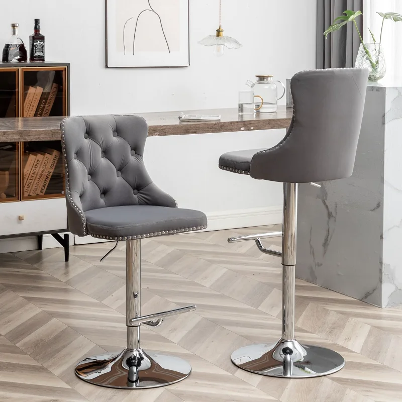 Set di quattro sgabelli da bar in velluto, altezza girevole, regolabili con rivestimento della testa del chiodo e bottoni