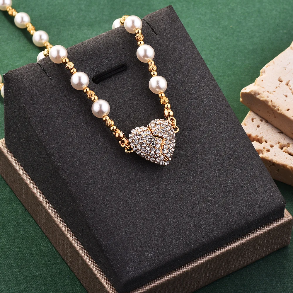 

Diamond-encrusted magnetic core pendant light luxury niche design collarbone chain, high-end style necklace