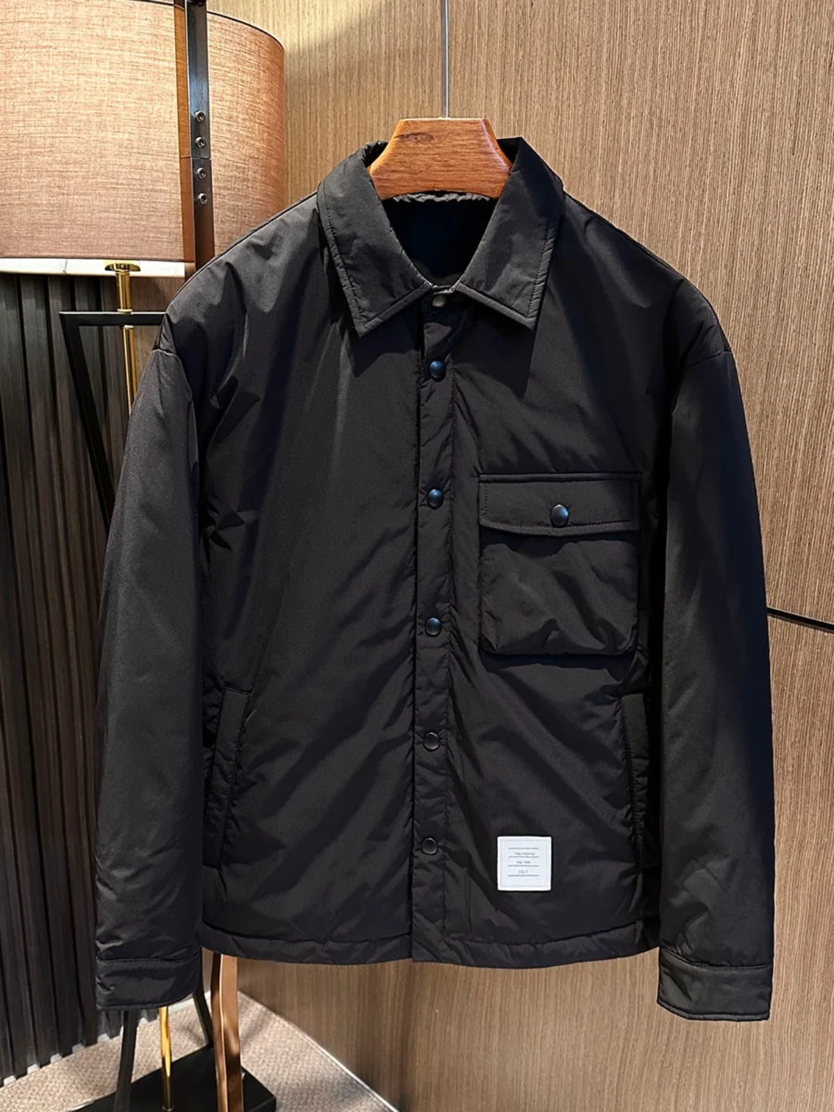 

Повседневный теплый мужской однотонный универсальный воротник irt вниз Jaet с откидным воротником Faionable Urban Sle повседневная одежда из полиэфирного волокна