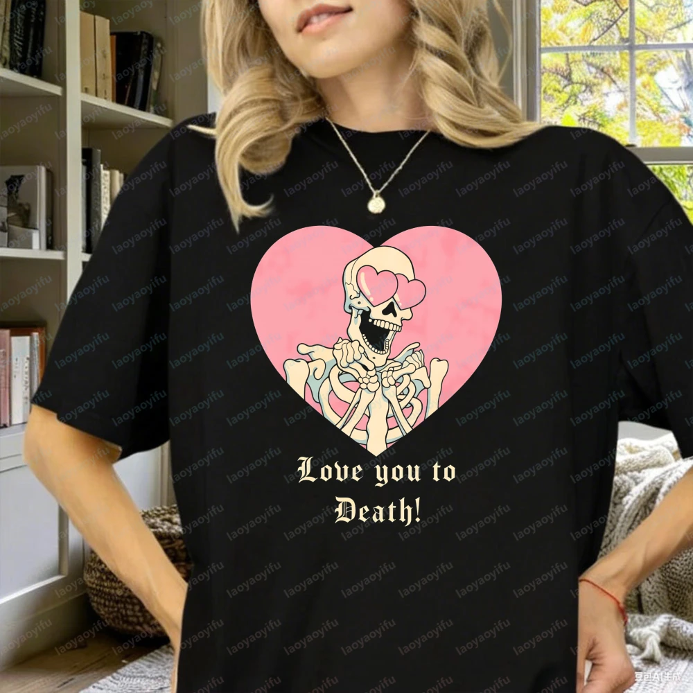 

Whimsical Skeleton Heart Graphic with "Love You To Death" Text, Soft Fabric A Romantic Gothic Pick for Casual Wear Gift-giving