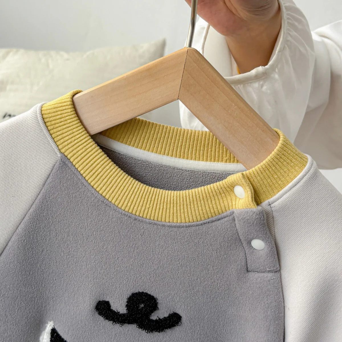 ชุดเสื้อผ้าเด็กผู้ชายลายการ์ตูนน่ารัก อุ่นสบาย สำหรับฤดูใบไม้ร่วงและฤดูหนาว พร้อมกางเกงขายาว