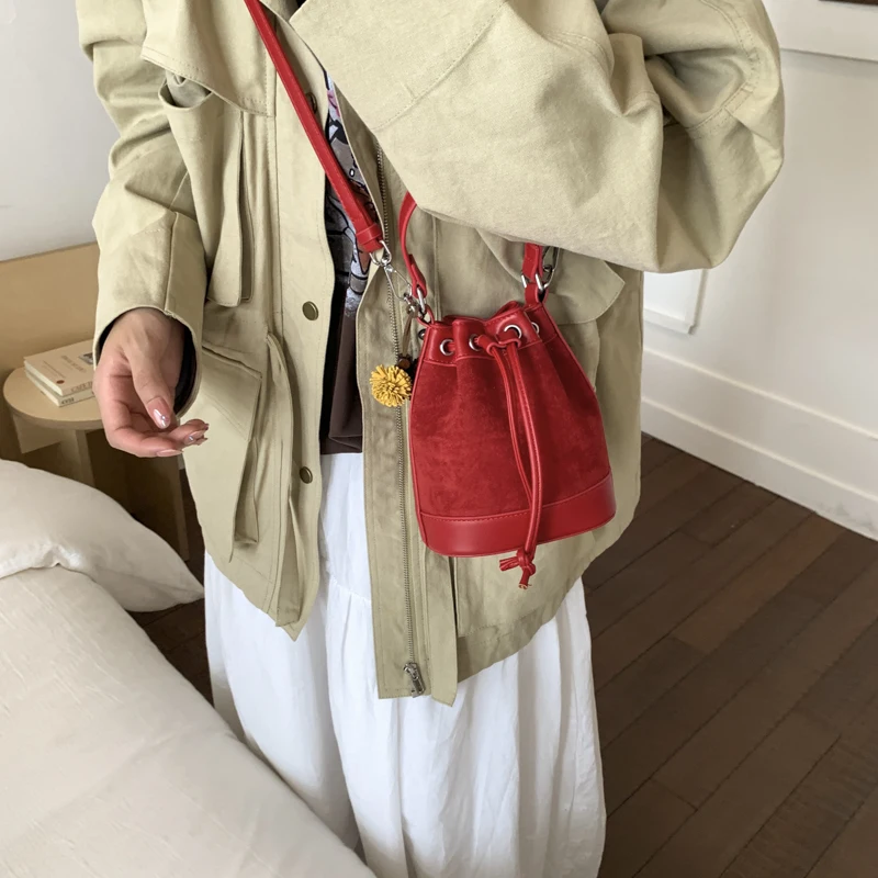 

Новинка 2025 года, высококачественные дизайнерские сумки через плечо, большая вместительная швейная нить, сумки на плечо из искусственной замши для женщин