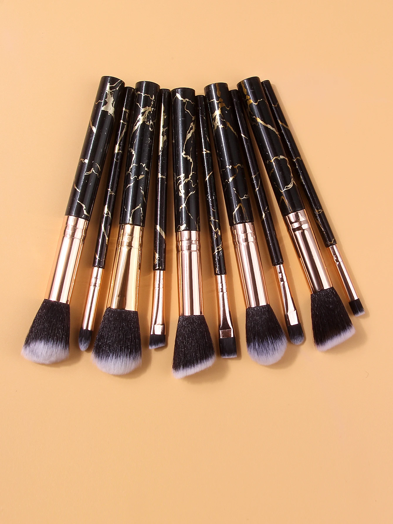 مجموعة فرش مكياج مكونة من 16 قطعة من الرخام الذهبي الأسود، إسفنجة مكياج، نفخة البودرة، رباط شعر، رباط معصم، أدوات تجميل