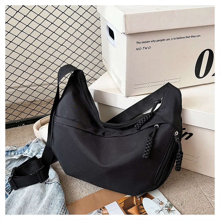 Schlichte und Stilvolle Crossbody Dumpling-Tasche, Leichtgewichtig, Große Kapazität, Umhängetasche, Studenten-Schultertasche, Vielseitige Sporttasche – Detail 7