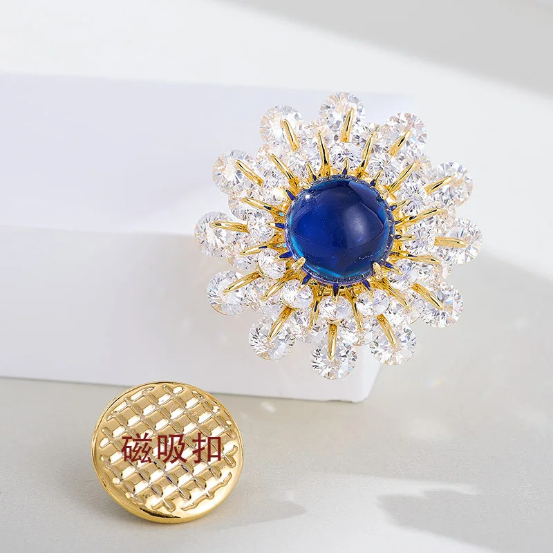 

High-end design sense, niche snowflake brooch, equipped with high-end seamless magnetic QQ brooch