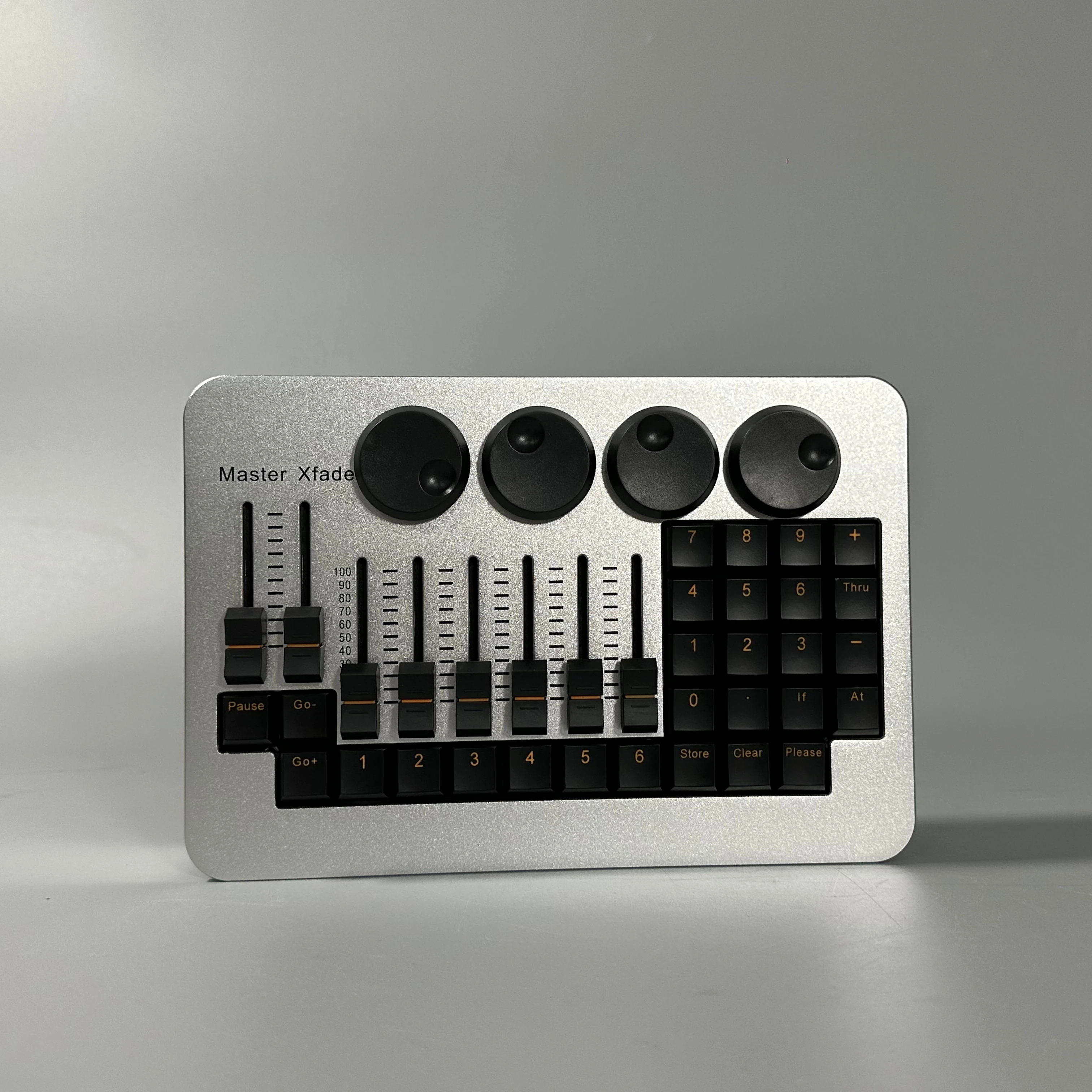 

Оптовый контроллер освещения сцены Grand on PC Fader Wing DMX512 DJ Lighting Console с сумкой для переноски