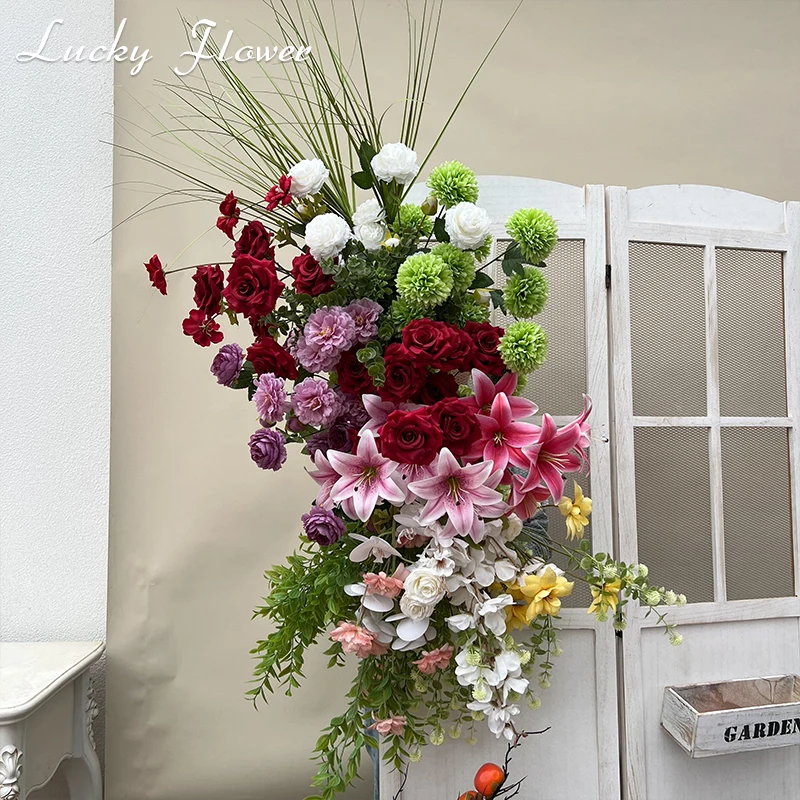 結婚式の装飾のための人工のカラフルな花の列、花の背景の装飾、花輪の吊り下げ、道路をリードする床