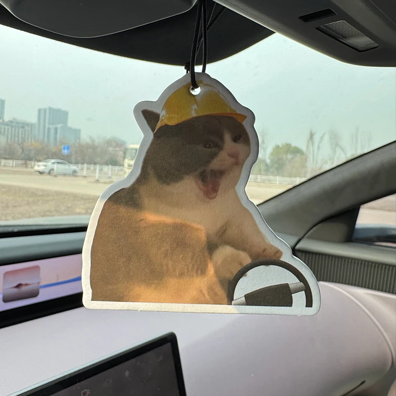 Un gato con un casco es de diseño de Coco (fragancia original de lujo/fragancia de diosa encantadora) Tabletas de fragancia de coche, perfume de coche, ambientador de aire natural importado, tabletas de fragancia colgante de espejo retrovisor de coche,