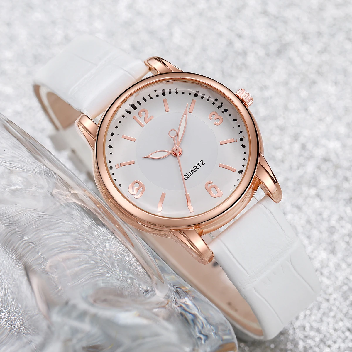 Montre à quartz avec bracelet en cuir pour femme, cadran rond, bracelet coeur noir et blanc, mode, ensemble de 4 pièces