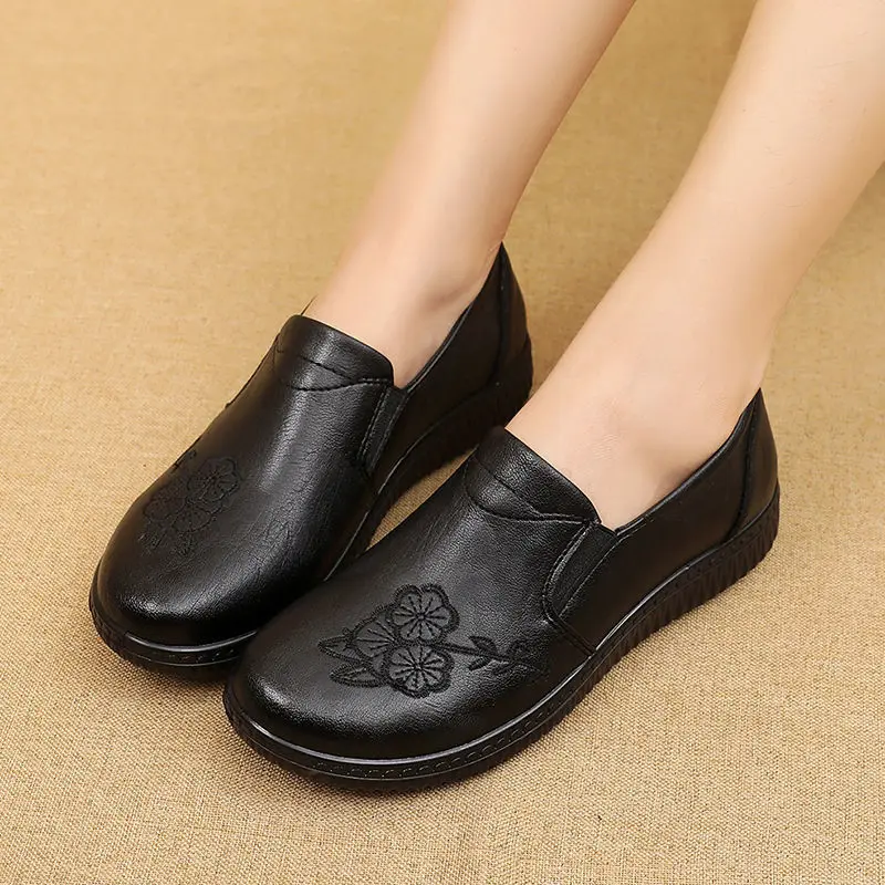 2023 Spring Women\'s Leather Casual Shoes Autumn Loafers Ladies Flats Outside Non-slip Sole Middle-aged and Elderly Mothers Shoes