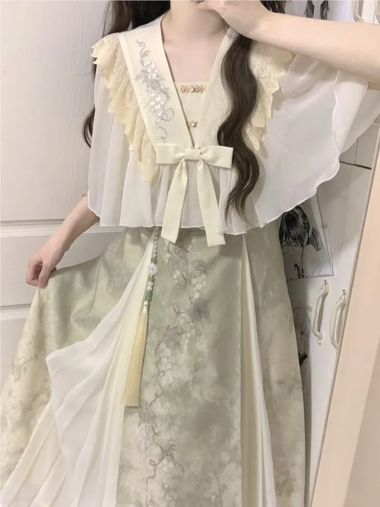 Um novo vestido de estilo chinês com camada externa e top halter