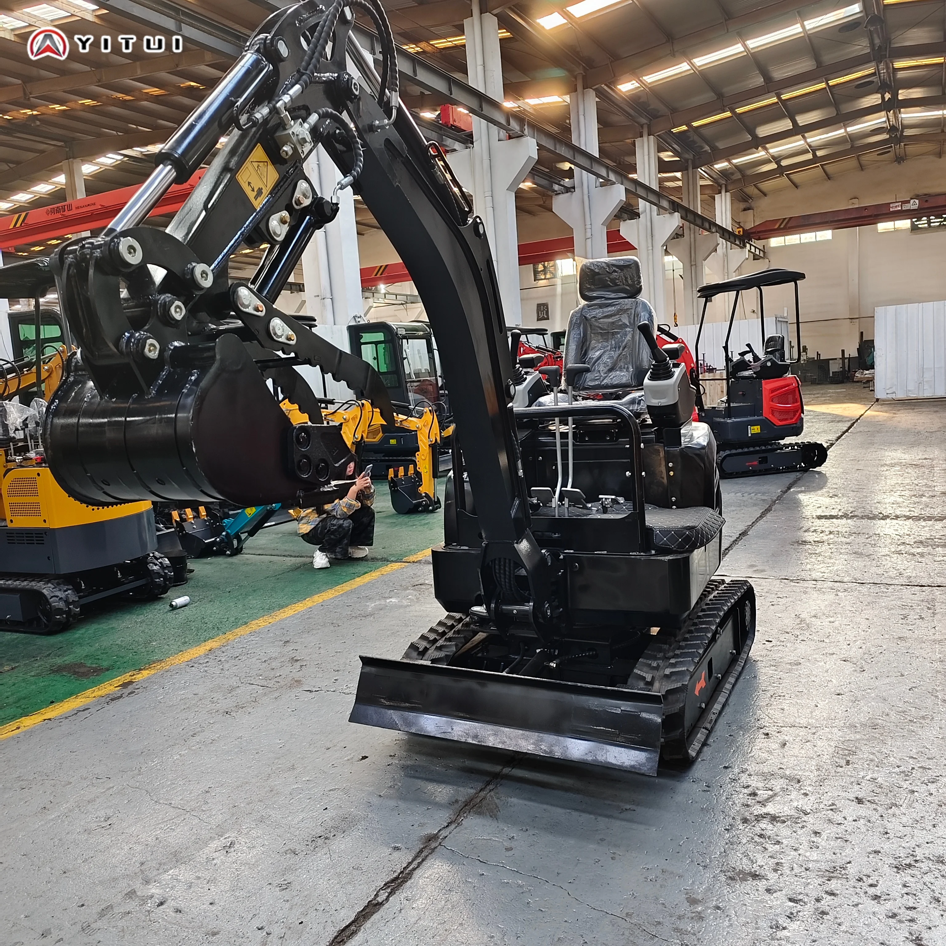 Гусеничный мини-экскаватор 1,2 тонны 1,5 тонны 2 тонны Ce Epa Euro 5 Многофункциональный мини-экскаватор с закрытой кабиной по индивидуальному заказу