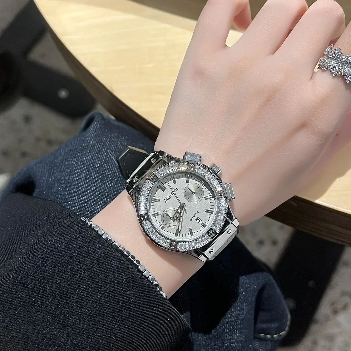 뜨거운 판매 라이트 럭셔리 여성용 시계 틈새 여성용 시계 패션 트렌드 정품 쿼츠 시계 고품질 시계 선물