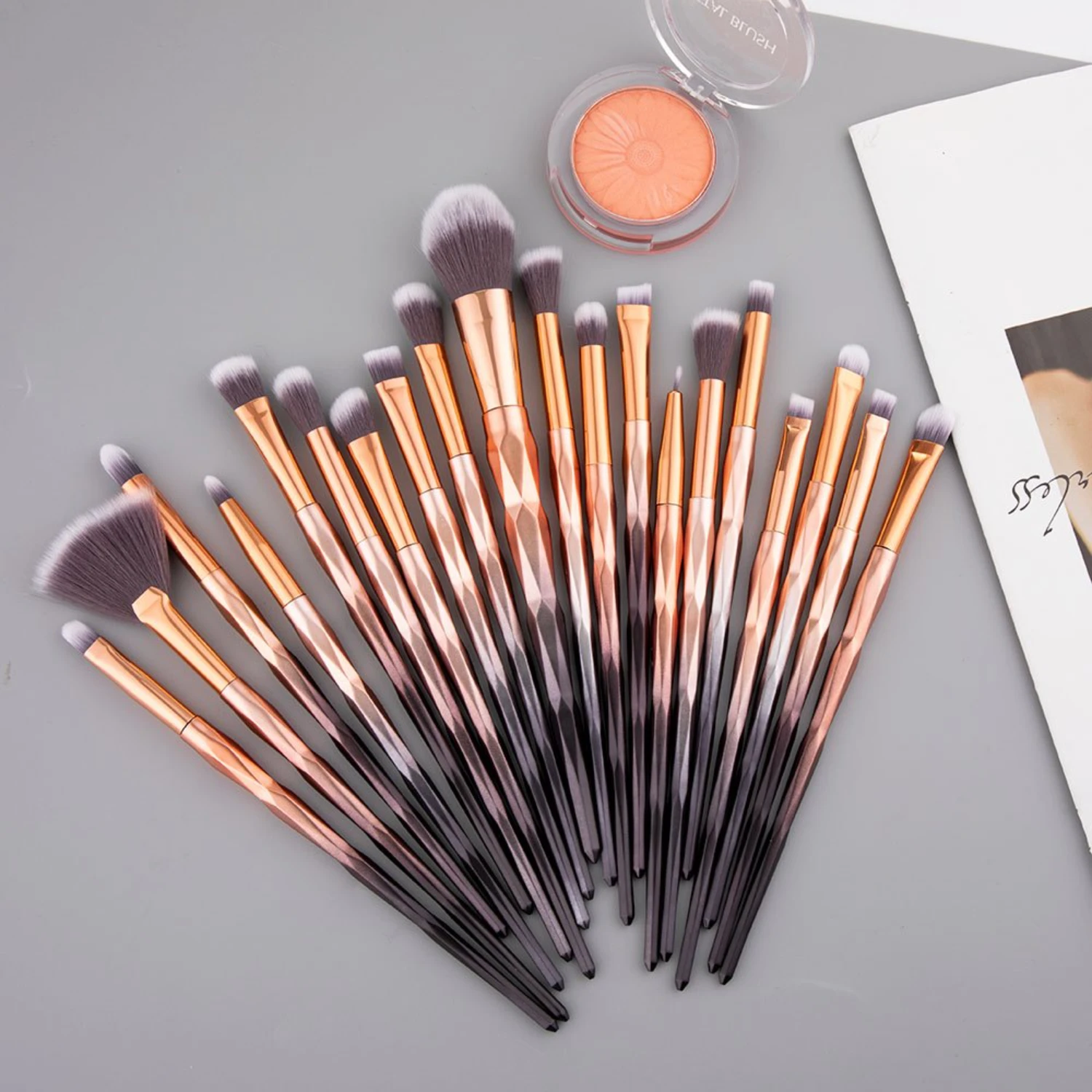 快適なメイクアップと美容ツール用のソフトナイロンブラシ20本セット