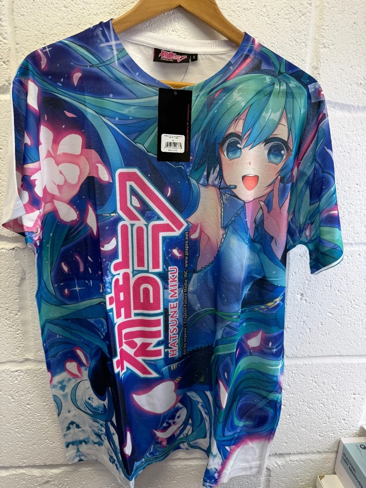 camiseta-estampada-hatsune-miku-sakura-wave-2026-camiseta-grafica-unissex-vocaloid-anime-vestuario-oficial-para-fas-crypton-piapro