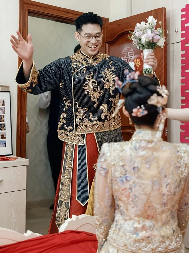 New men's Chinese-style wedding gown with dragon and phoenix for the groom toasting
