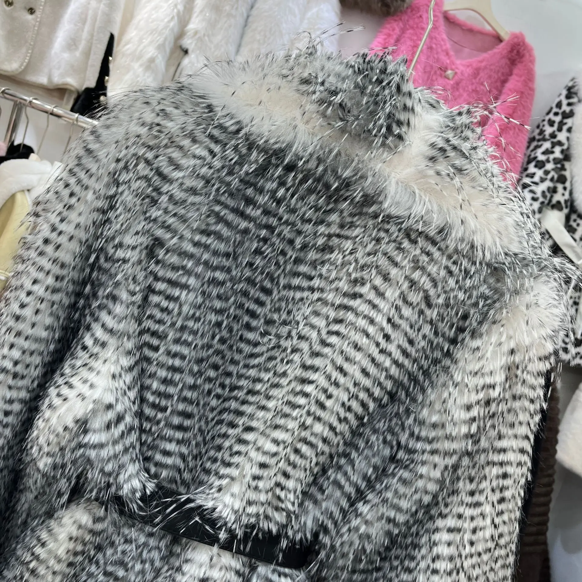 Faux Vos Bontjas voor Vrouwen Kwastje Gradiëntkleur Korte Winter Parka 2025, Nieuwe Europese Stijl Dikke Warme Pluche Bovenkleding