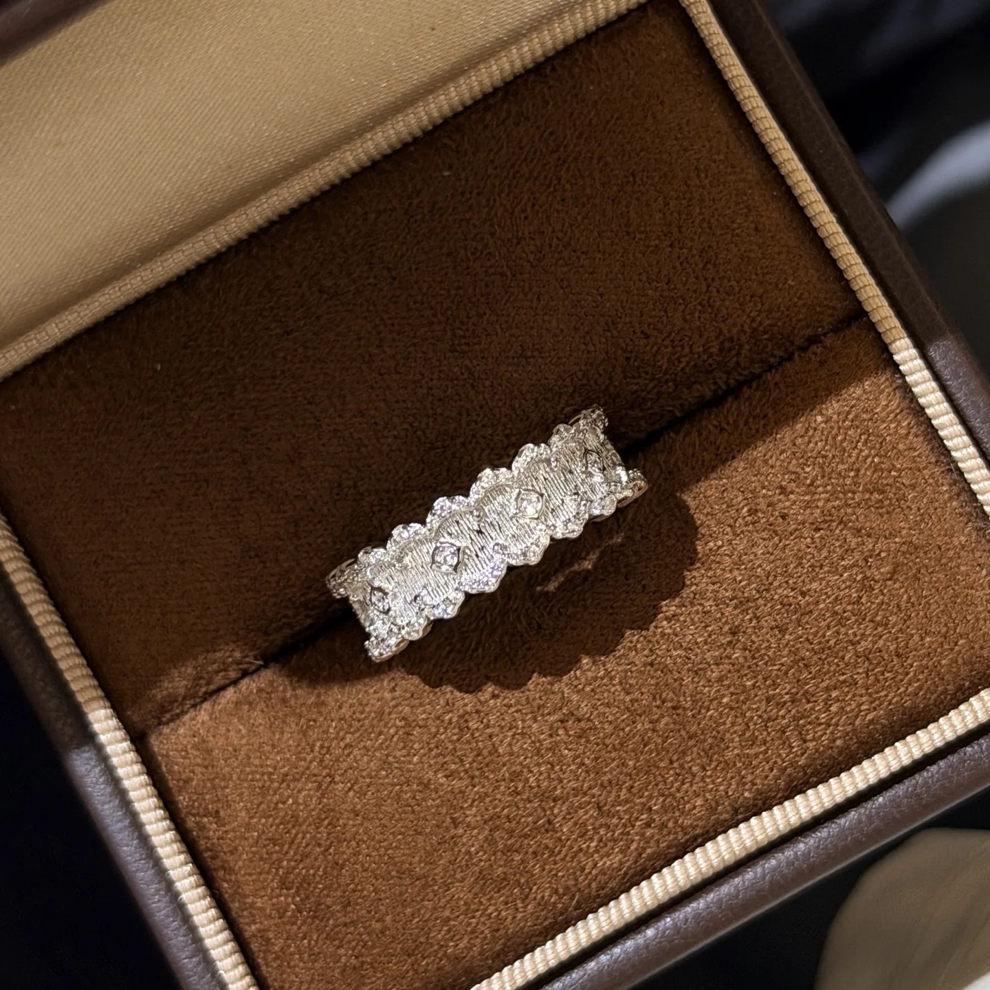 anillo-de-plata-de-ley-925-de-diseno-moderno-para-mujer-con-motivos-florales-y-encaje-textura-cepillada-y-bano-de-rodio-joya-fina-de-lujo