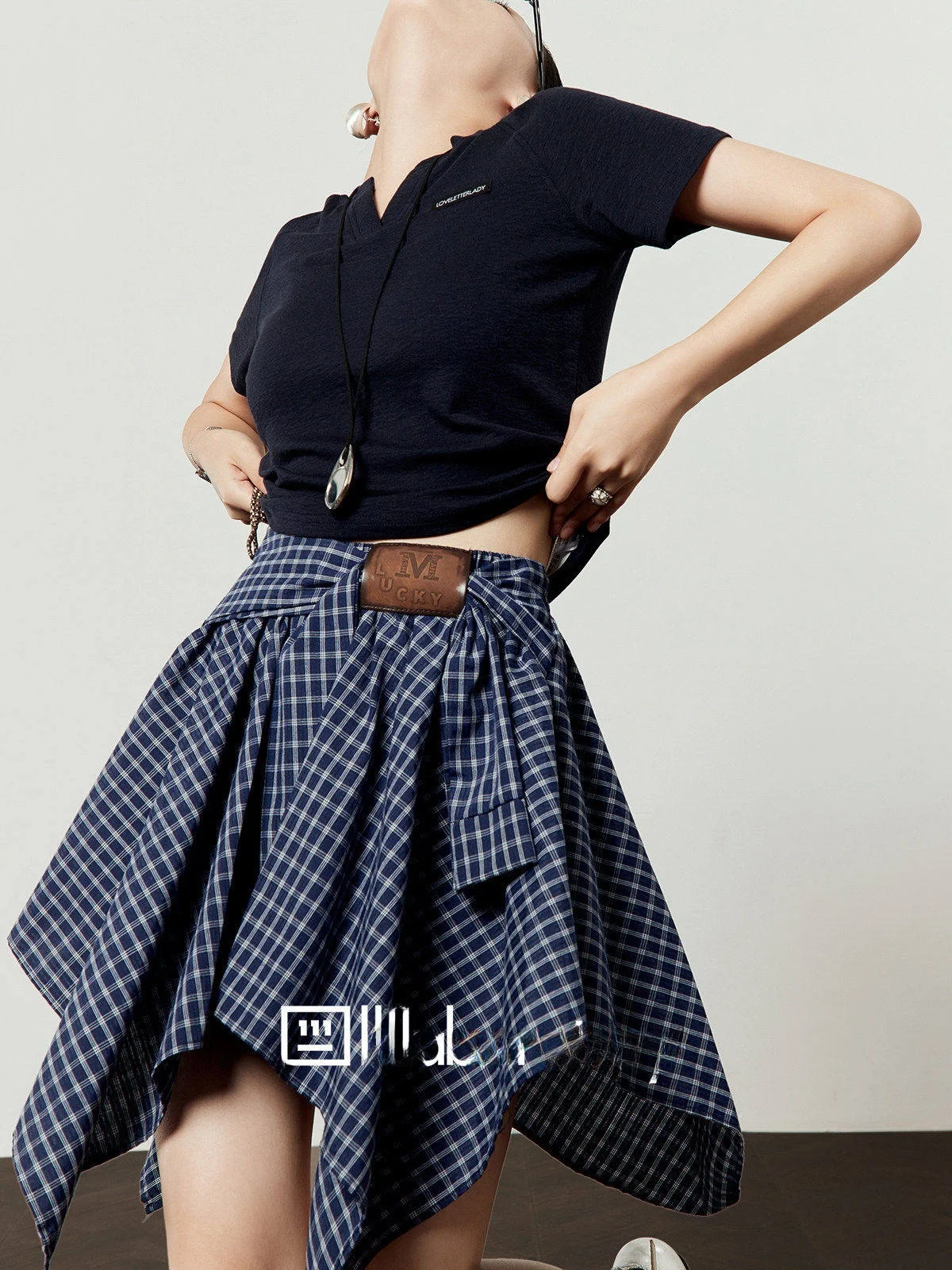 

Женская футболка Slim Fit с V-образным вырезом, королевский синий цвет, новая летняя модель, универсальный простой дизайн, корейский стиль, однотонная, для повседневной носки.