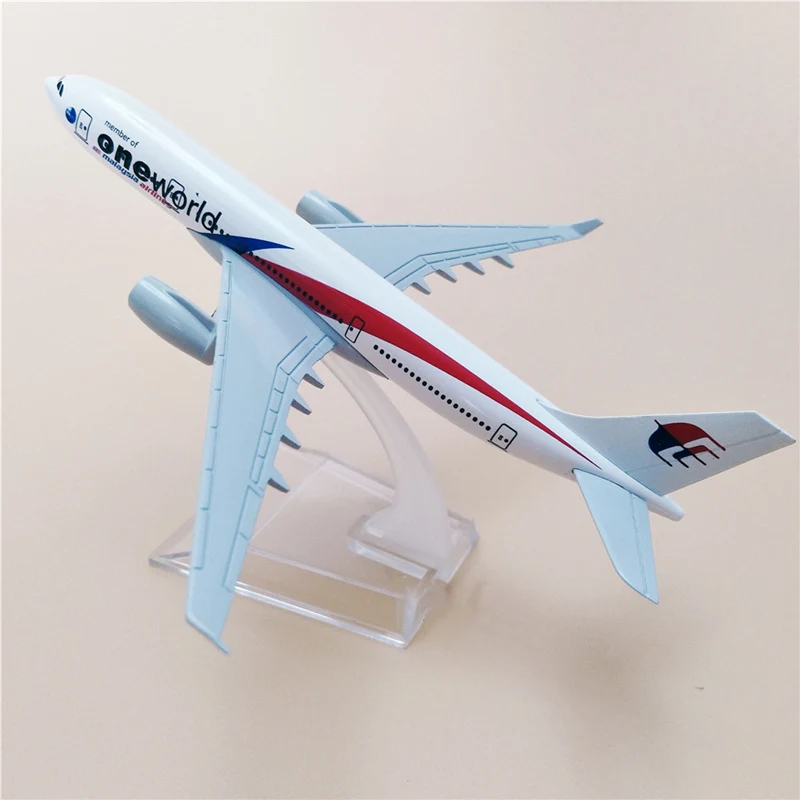 16CM Airplanes MAS Malaysia Airlines Airbus A330 Plane Model Diecast Metal Aircraft Gifts Collectible Display