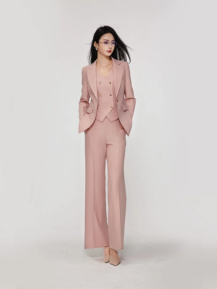 

Весенний женский костюм 2025: розовый жилет и футболка, комплект из двух предметов, приталенный крой, повседневные прямые брюки, профессиональный стиль для ведущих