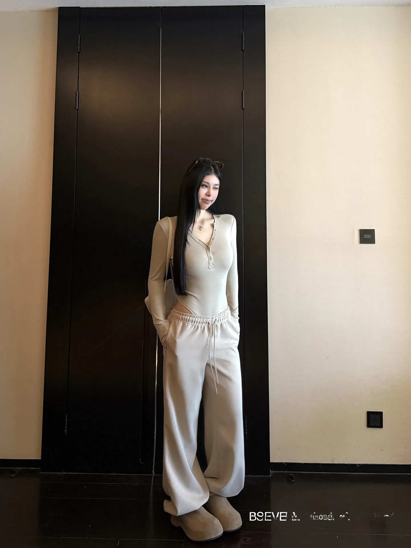 

Комплект Blazaixianqi Весна 2026: Женский облегающий комбинезон с V-образным вырезом, длинными рукавами, термобелье, повседневные спортивные брюки, модный образ для девушек, комплект из двух предметов