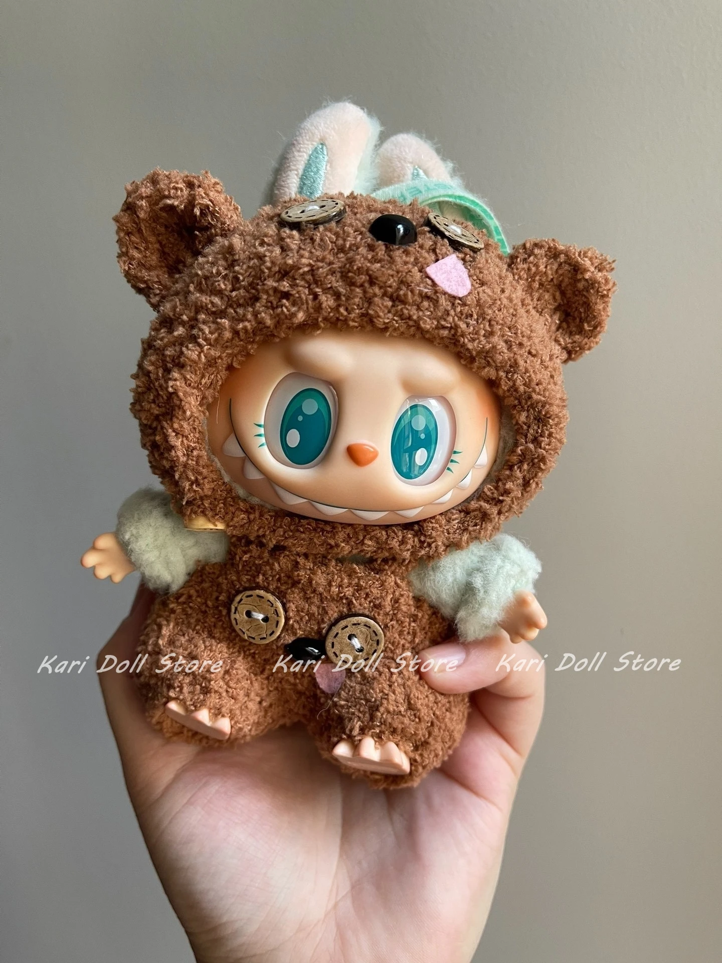 

Kari Store Сидящая вечеринка Вязание крючком Макарон ручной работы для аксессуаров Labubu Одежда с коричневым медведем