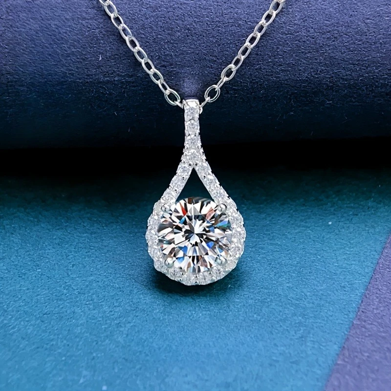 

1pc 0.8Carat Exquisite Moissanite Pendant Necklace: A Fascinating Gem of Supreme Allure.