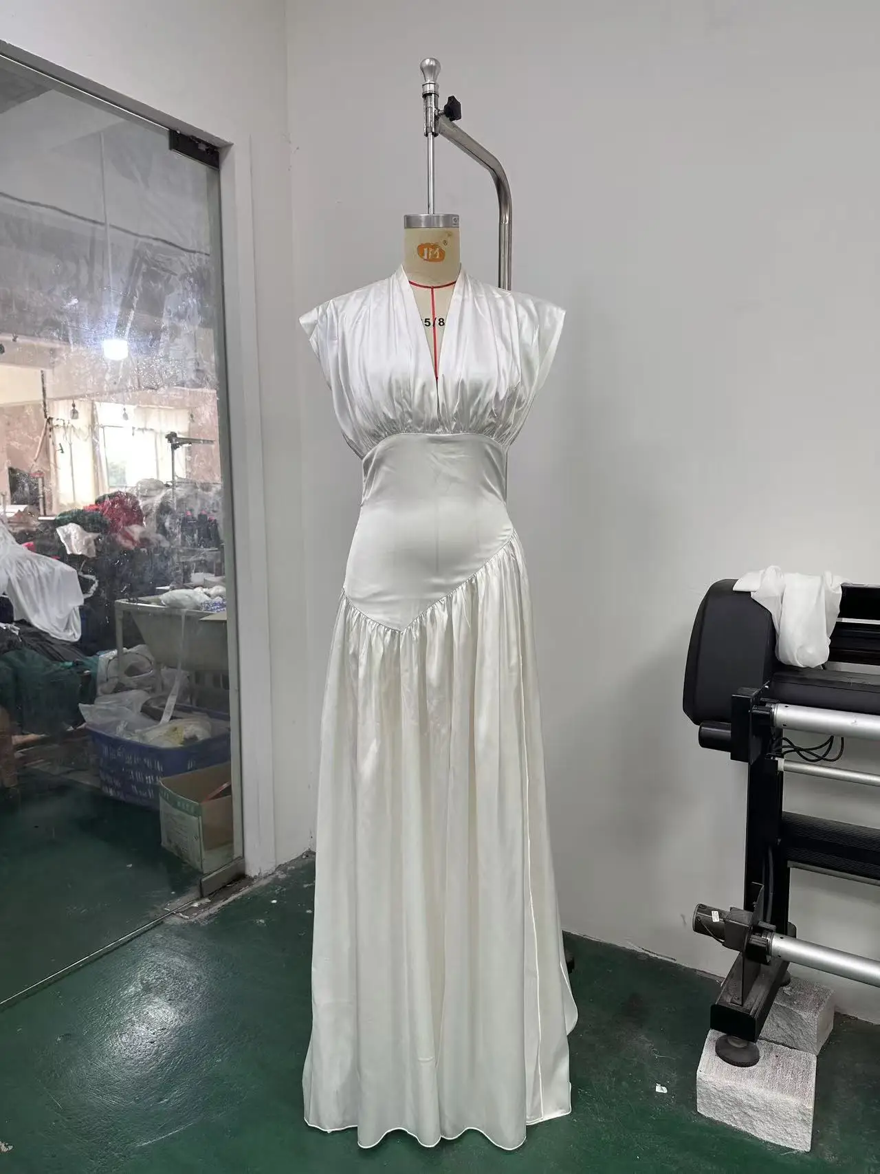 Vestidos de Festa em Cetim Branco para Mulheres, Elegantes, com Decote em V Profundo, Cintura Alta, Sem Mangas, com Fenda, para Férias e Banquetes, Novos
