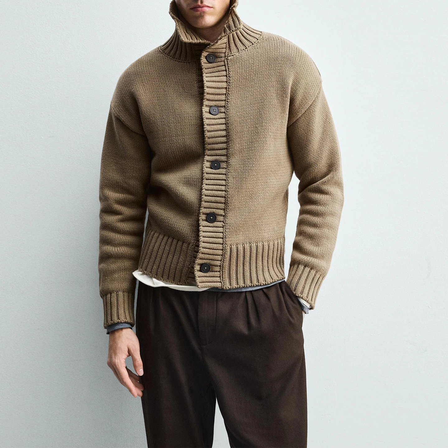 محبوك عالية الياقة طويلة Sve الملمس الرجال ملابس خارجية عادية فضفاضة تناسب الشباب Faionable شخصية تريكو الخريف 2025