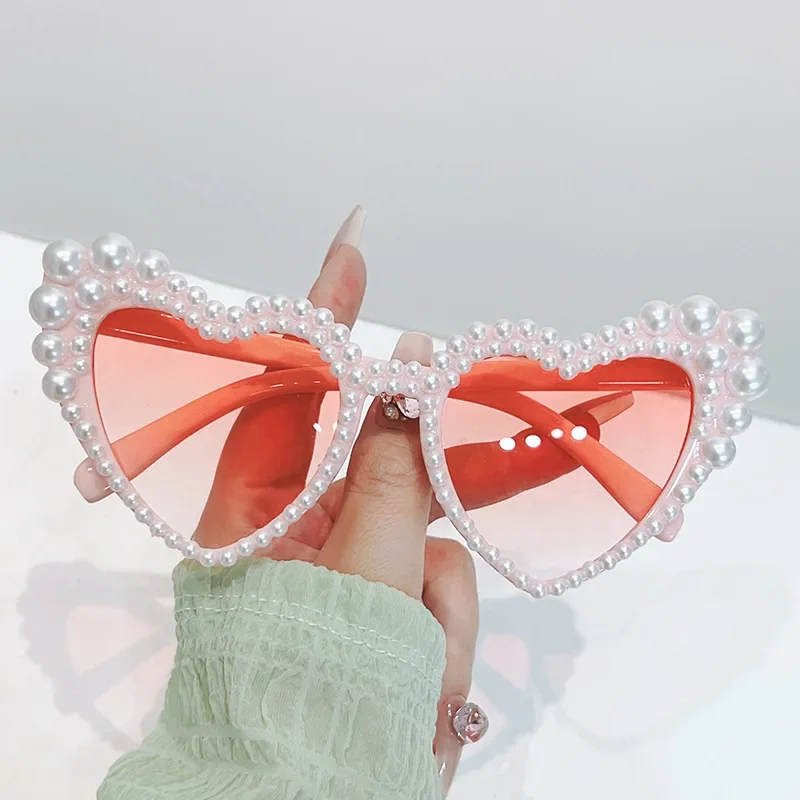

2024 Large Frame Heart-shaped Pearl Inlaid Sunglasses Peach Heart Eyewear for Women UV400 Resistant Sunglasses Ladies Goggle