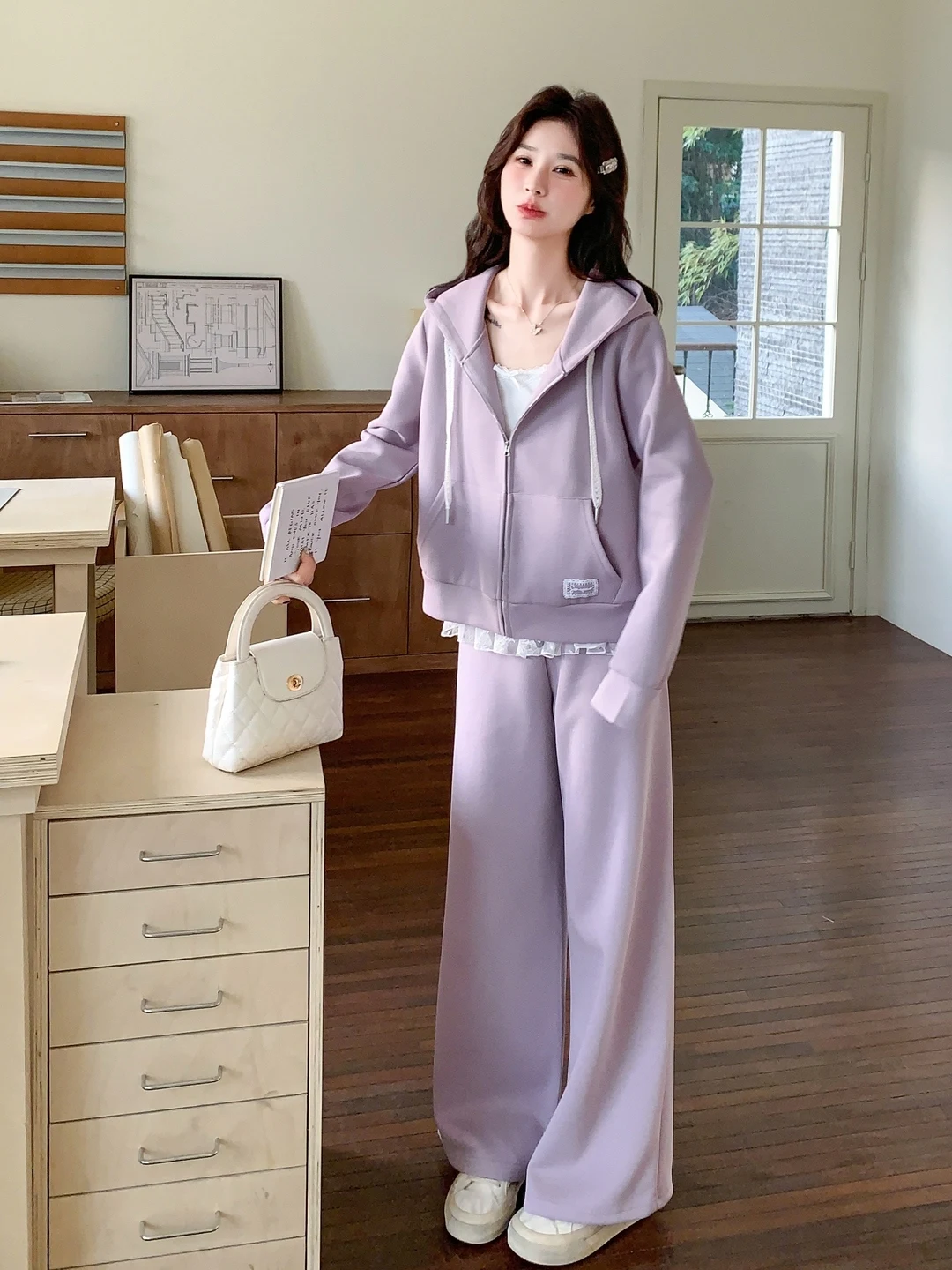 

Весенне-осенний фиолетовый женский спортивный костюм-тройка: толстовка на молнии с капюшоном, брюки с высокой талией и кружевными вставками